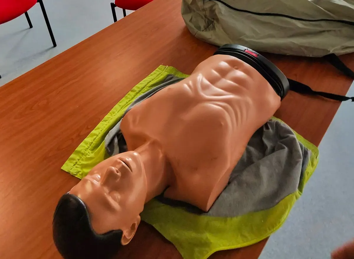 Mannequin de réanimation installé pour une formation SST